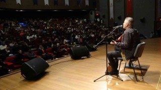 Metin Şentürk, üniversite öğrencilerini hem eğlendirdi hem de hayat tecrübesini paylaştı