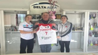 Milli basketçilerden Özere Milli takım forması