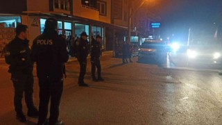 Minibüs çarpan komiser ağır yaralandı