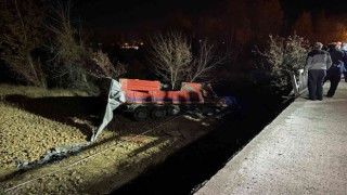 Minibüse çarpan pancar yüklü tır dereye uçtu: 1 ölü, 5 yaralı