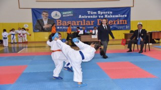 Minik bedenler karate şampiyonasında ter döktü