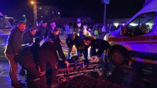 Motosiklet dönüş yapan ticari taksiyle çarpıştı: 2 yaralı