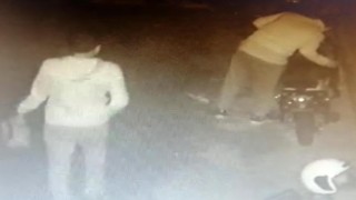 Motosiklet hırsızlarının rahat tavrı güvenlik kameralarına yansıdı