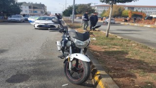 Motosiklet ile otomobil çarpıştı: 1 yaralı