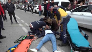 Motosiklet kazasında sürücü metrelerce sürüklendi