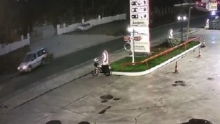 Motosiklet sürücüsünün ağır yaralandığı kaza kamerada