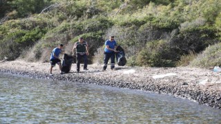 Muğla Büyükşehir Belediyesi Gökova Körfezinden iki günde beş ton çöp topladı