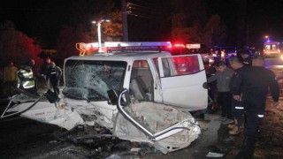 Muğlada kamyonet minibüsle çarpıştı: 22 yaralı