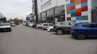 Müşteri otoparkı ama tek park edemeyen müşteriler