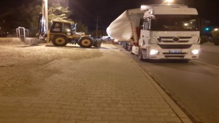 Nar yüklü tır devrilme tehlikesi yaşadı