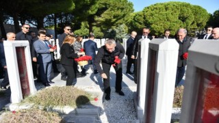 NATO Genel Sekreteri Stoltenberg, Şehitler Abidesini ziyaret ederek karanfil bıraktı