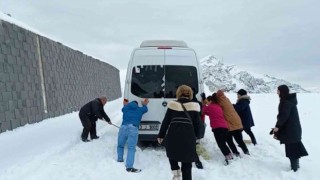 Nemrut Dağında mahsur kalan 14 turist kurtarıldı