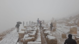 Nemrutta turistlere kar sürprizi