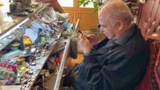 Niğdeli saat ustası Naci Evirgen, 60 yıldır saat tamir ediyor