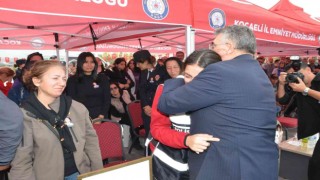 O anlar yürekleri burktu: Kalp krizinden ölen babasının polis yeleğiyle törene katıldı