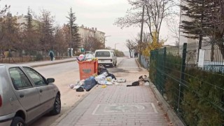 Odunpazarında konteynerden taşan çöpler kaldırımı kapladı