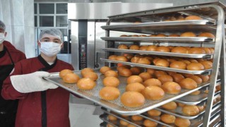 Öğrenciler fırının başına geçti, günlük 15 bin ekmek üretecek