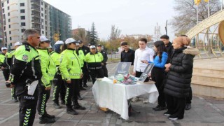 Öğrenciler görev başındaki polisleri unutmadı