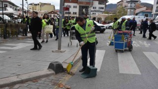Öğrenciler ve protokol atık topladı