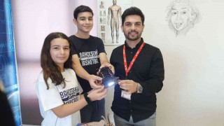 Öğrencilerin geliştirdiği bu ayakkabı; telefon şarj ediyor, yerinizi bildiriyor, fener görevi görüyor