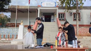 Öğrencilerin okul bahçesinde tıraş keyfi
