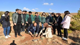 ‘Öğretmenler Gününü hatıra ormanına fidan dikerek kutladılar