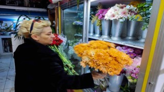 Öğretmenler Gününün hafta içi kutlanacak olması çiçekçilere yaradı