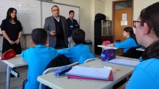 Öğretmenlikte 33üncü yılına girdi, şimdi öğrencileriyle görev yapıyor