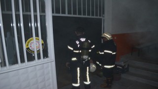 Okulun kapalı spor salonunda çıkan yangın korkuttu