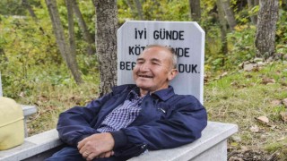 Ölmeden kendisinin ve eşinin mezarını yaptırdı, her gün içinde yatıyor