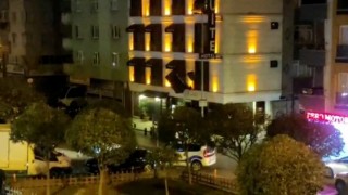 Otelin 3üncü katından tutunduğu tenteyle birlikte aşağıya düştü