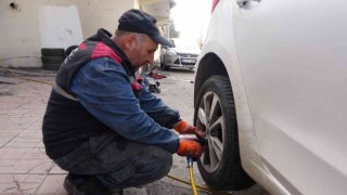 Oto lastikçilerde kış mesaisi yoğunluğu başladı