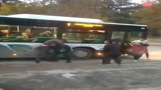 Otobüs 5 metre ileride indirdi diye kavga çıkarttı