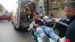 Otomobil ile çarpışan motosiklet savruldu: 2 yaralı