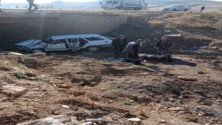 Otomobil köprüden düştü: 1 ölü, 2 yaralı