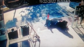 Otomobile çarpıp metrelerce sürüklenen motosiklet sürücüsü ölümden döndü