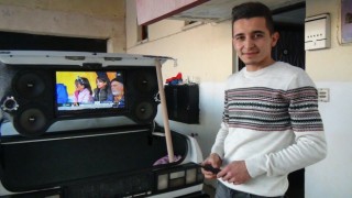 Otomobili modifiye edip futbol sevgisini otomobilin bagajına taşıdılar