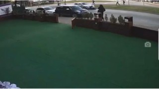 Otomobilin altında kalan kız çocuğunu kurtarmak için seferber oldular
