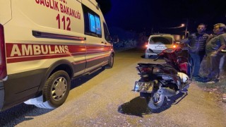 Otomobilin çarpıp kaçtığı motosiklet sürücüsü yaralandı