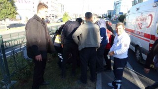 Otomobilin çarptığı çocuk refüje düştü