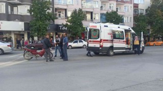 Otomobilin çarptığı motosiklet sürücüsü yaralandı