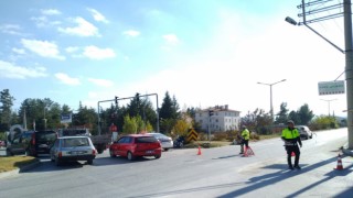 Otomobilin çarptığı motosikletteki 2 genç ağır yaralandı