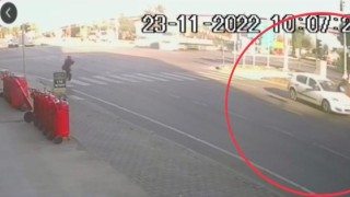 Otomobilin çarptığı yaşlı kadın havada takla attı
