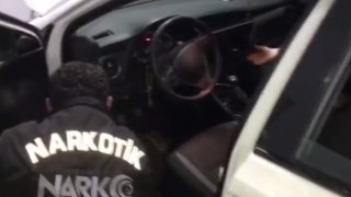 Otomobilin döşeme ve bagaj kısmına gizlenen sentetik ecza ele geçirildi