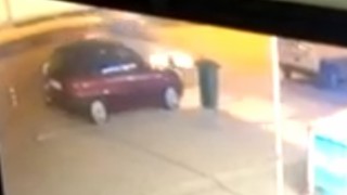 Otomobilin kayarak park halindeki bir araca çarptığı kaza kamerada