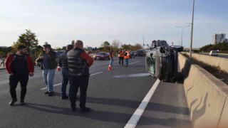 Otomobilin yan yattığı kaza kamerada