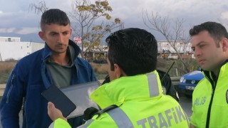 Otomobilinin camındaki filmle yakalandı, film gibi savunmayla pes dedirtti