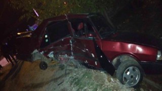 Otomobille çarpışan araç bir evin bahçesine girdi: 4 yaralı