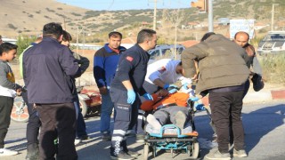 Otomobille çarpışan motosikletteki 2 genç yaralandı