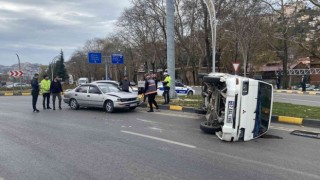 Otomobille çarpışan ticari araç devrildi: 3ü çocuk 5 yaralı
